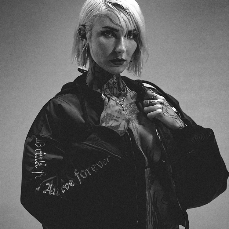 Book / Hire Nikolina DJ