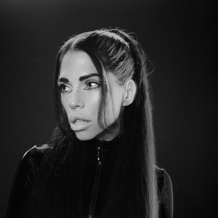 Book / Hire Caroline Roxy DJ
